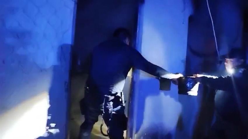 Policías municipales salvan la vida a un hombre en un incendio en Tres Reyes; a cubetazos atacaron las llamas para sacarlo del baño.