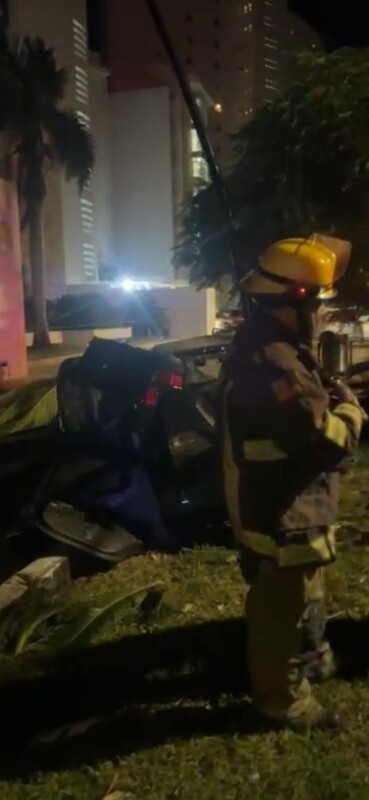 Fallece conductor en un accidente en la Zona Hotelera Norte de Cozumel; su vehículo se partió en dos tras impactarse contra un poste.