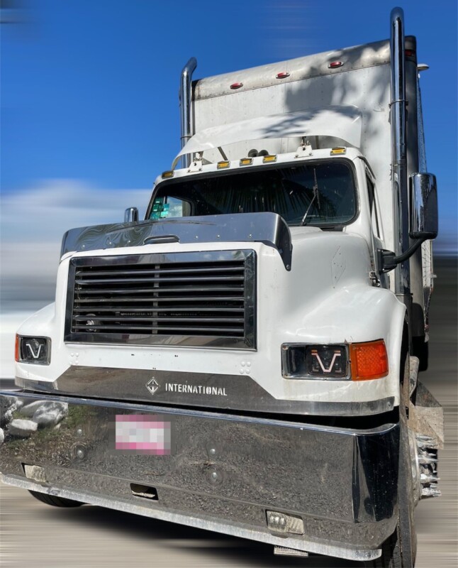 Caen dos contrabandistas de cigarros en Chetumal; en un camión tipo Torton, Kevin Kennet “N” y Rigoberto “N” transportaban 602 cajas.