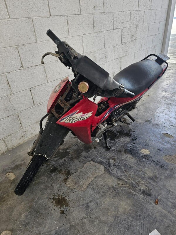 Atrapan a presunto narcomenudista en la colonia Emiliano Zapata de Cozumel; a Víctor Manuel “N” le decomisaron varias dosis y una motocicleta.