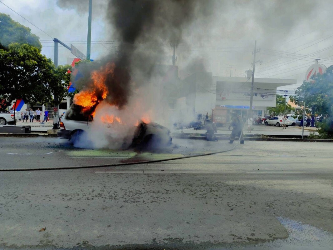 Atienden bomberos de Cancún dos emergencias por incendios; el más aparatoso fue el de una Minivan en la avenida Nichupté con la 135.