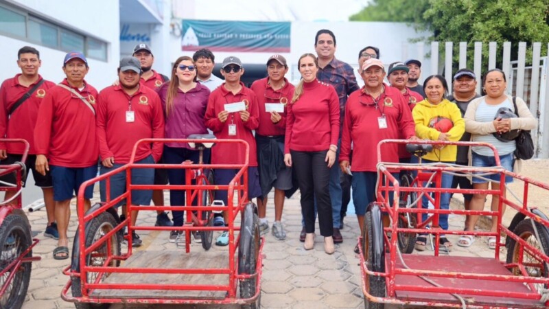 Atenea Gómez entrega vales de pavos navideños a maleteros de Isla Mujeres