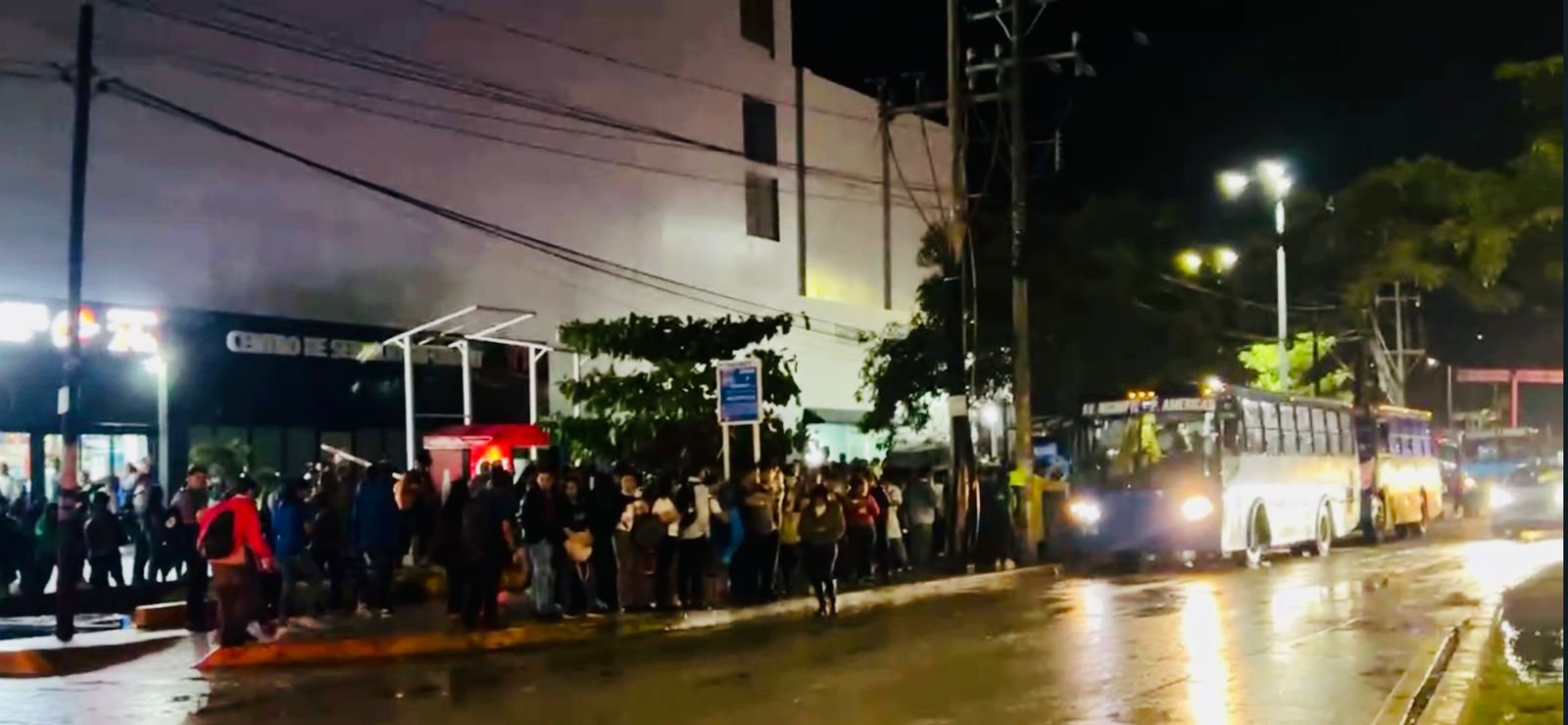 Caos en Cancún por lluvias deja a cientos varados y eleva tarifas de transporte