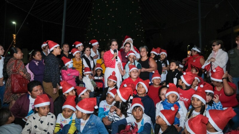 Mara Lezama enciende árbol navideño en la Zona Hotelera de Cancún