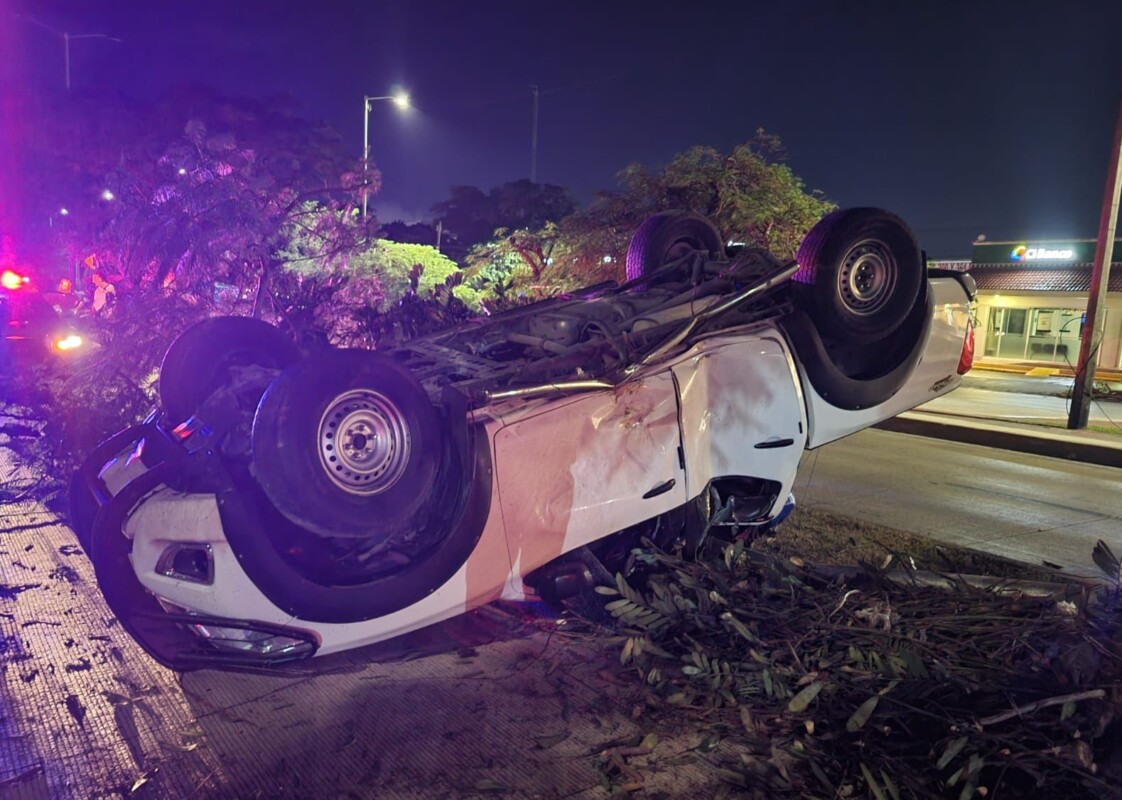 Aparatoso choque y volcadura en la Supermanzana 20 de Cancún; conductor de una camioneta pierde el control y derriba un poste en la avenida Tulum.