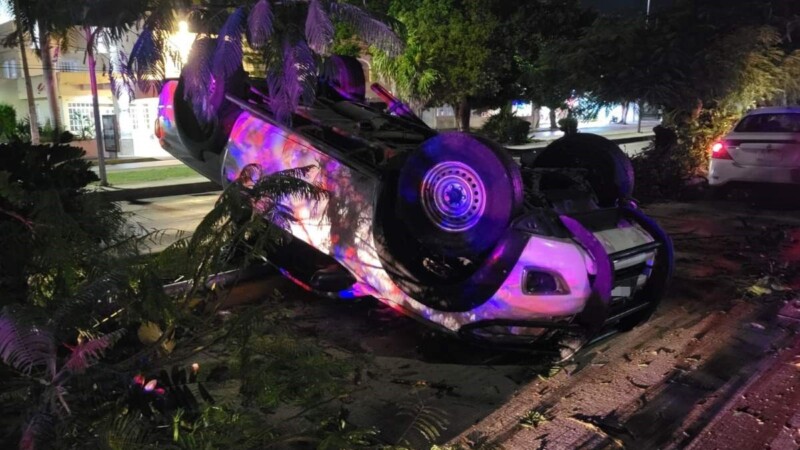 Aparatoso choque y volcadura en la Supermanzana 20 de Cancún