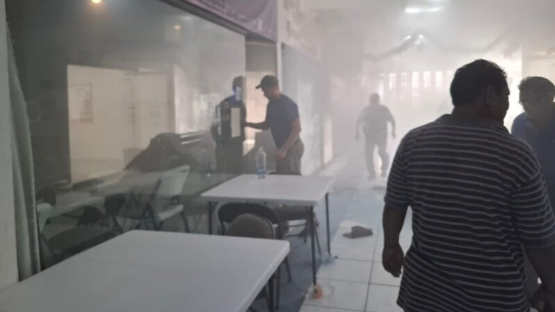 Atienden emergencia por incendio en plaza comercial de Mérida