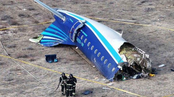 Avión de Azerbaijan Airlines se estrella con 67 personas a bordo en Kazajistán