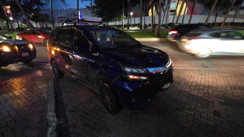 Camioneta impacta a motociclista en la Zona Hotelera de Cancún