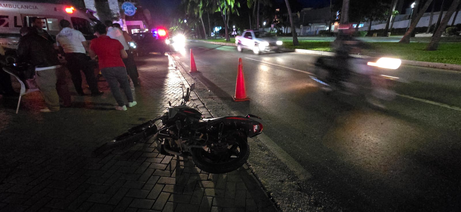 Camioneta impacta a motociclista en la Zona Hotelera de Cancún; el percance a la altura del Tentation dejó a un mujer lesionada.