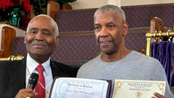 Denzel Washington recibe el bautizo y la licencia de ministro