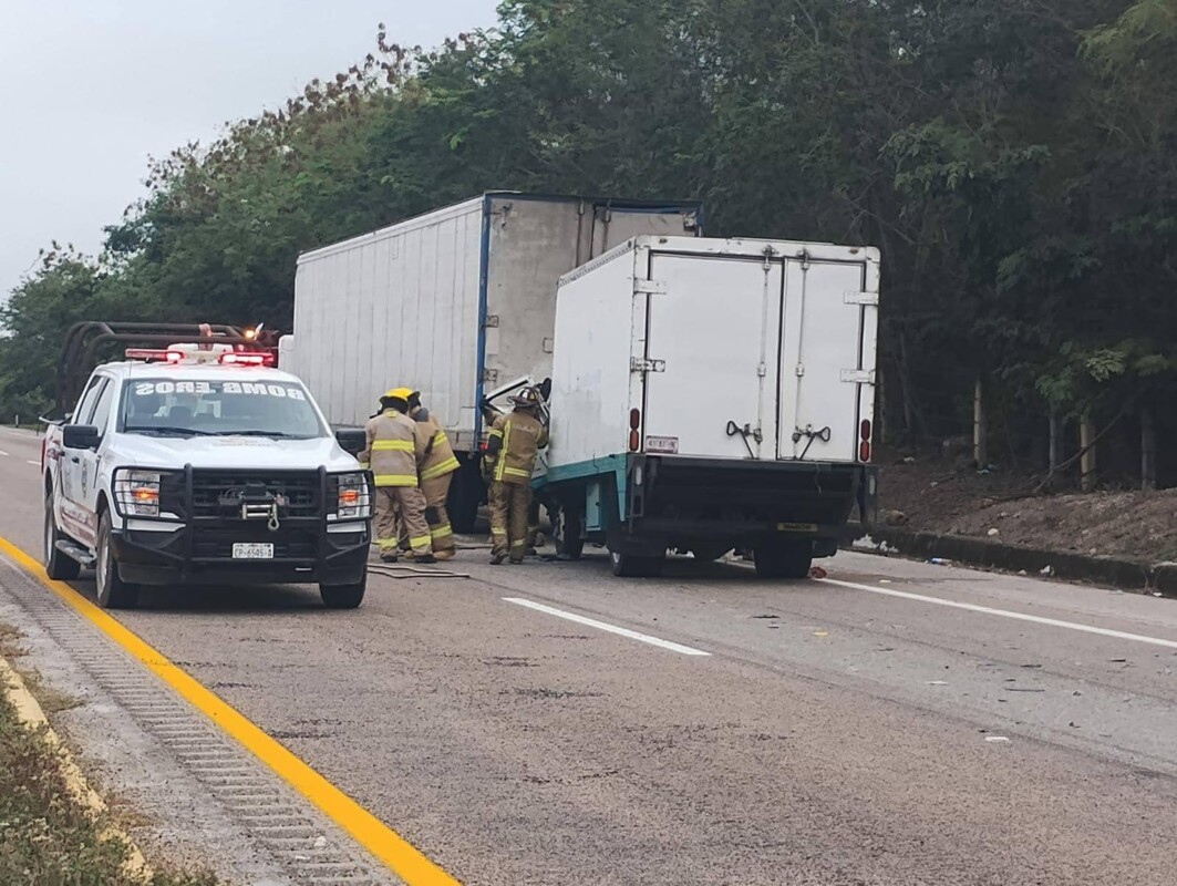 Fatal accidente en la carretera Campeche-Mérida; conductor de una camioneta se estrella contra la caja de un tráiler.