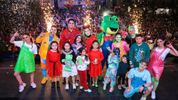 Lara Campos y Los Meñiques de la Casa engalanan Show Navideño en Isla Mujeres