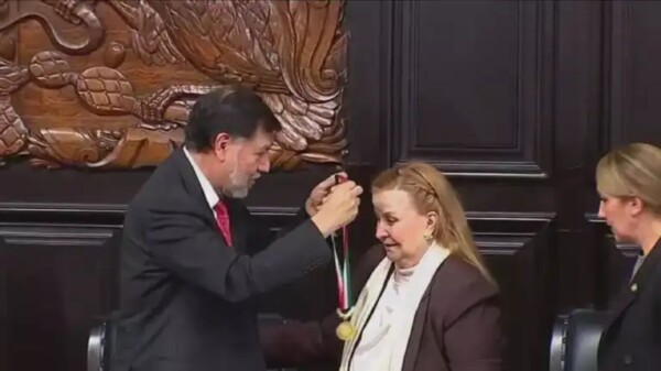 Dan la Belisario Domínguez a Ninfa Deándar Martínez