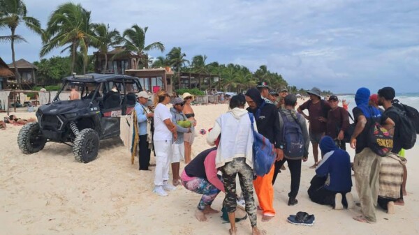 Recala docena de balseros cubanos en una playa de Tulum