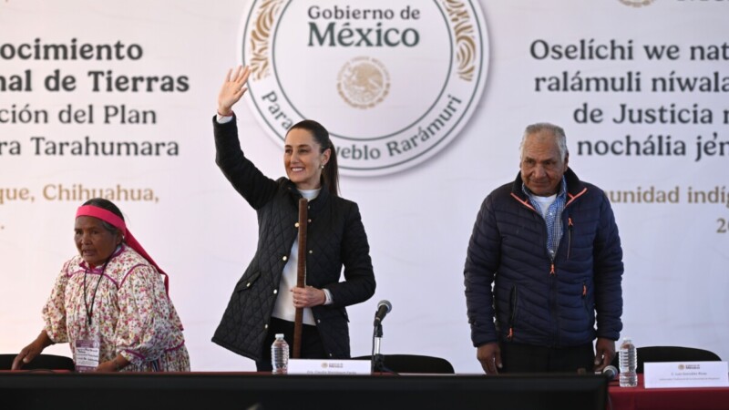 Histórico, Sheinbaum reconoce y restituye tierras a rarámuris