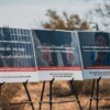 Amaga Texas a migrantes con carteles intimidatorios
