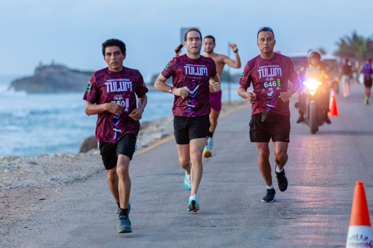Tulum reúne a más de 950 atletas del mundo en el Medio Maratón 2024; el edil Diego Castañón Trejo, encabezó la partida inicial, siendo uno de los competidores en los 21K.