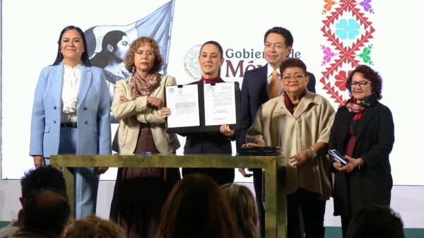 Firma Sheinbaum creación de la Universidad Rosario Castellanos