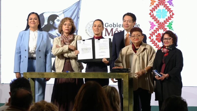 Firma Sheinbaum creación de la Universidad Rosario Castellanos