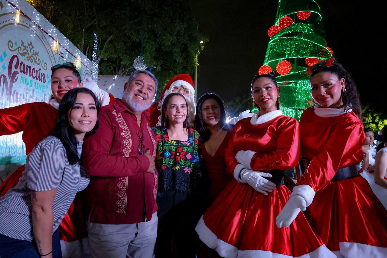 Autoridades encienden árbol tradicional y monumental en la Plaza de la Reforma del Palacio Municipal. Llevarán a las colonias 9 posadas navideñas.