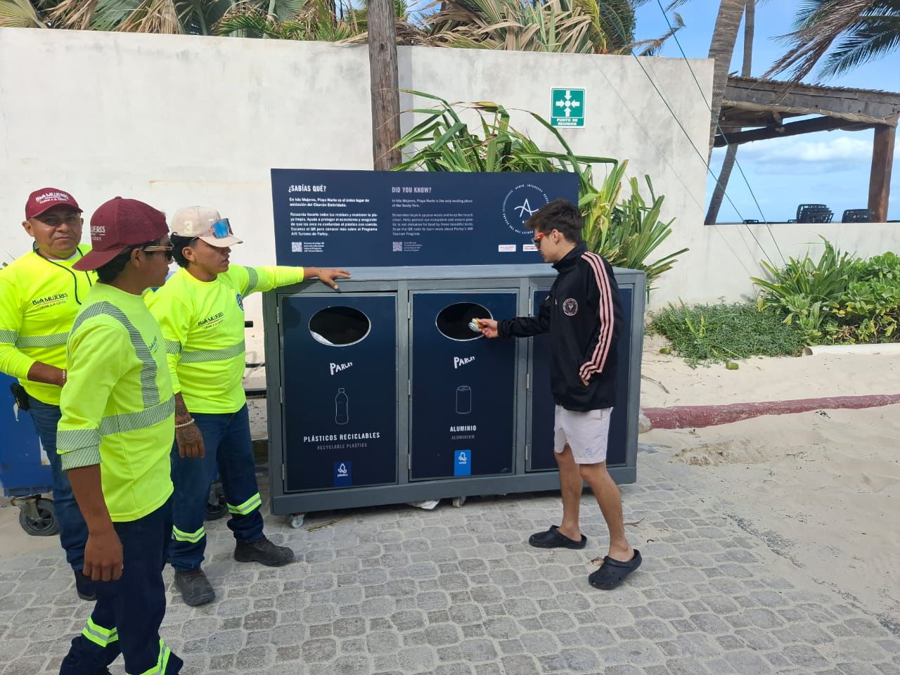 Se recibió una donación de seis nuevos contenedores para la separación de residuos, entregados por la asociación Parley.