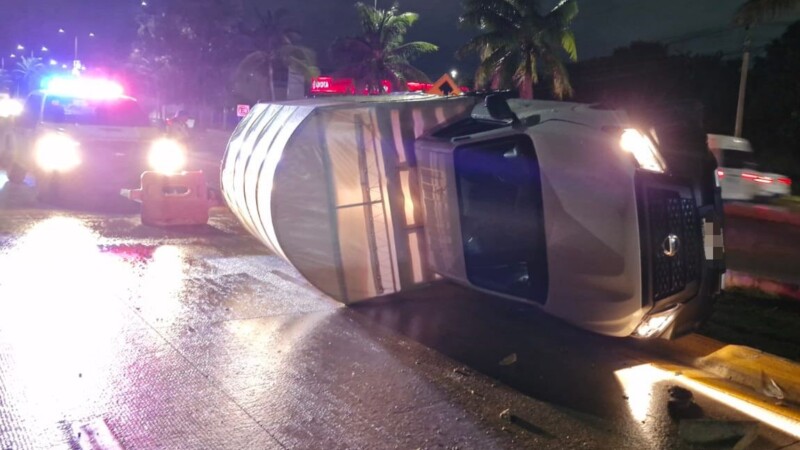 Conductor termina volcado en el bulevar Colosio de Cancún