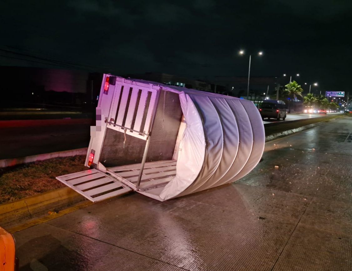 Conductor termina volcado en el bulevar Colosio de Cancún; el aparatoso accidente se registró la madrugada de este lunes.
