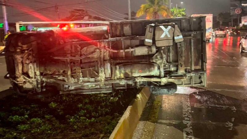 Aparatoso choque en el bulevar Colosio de Cancún deja dos lesionados