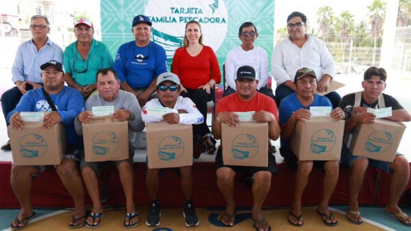 Atenea Gómez Ricalde entrega paquetes alimentarios del Programa ‘Familia Pescadora’