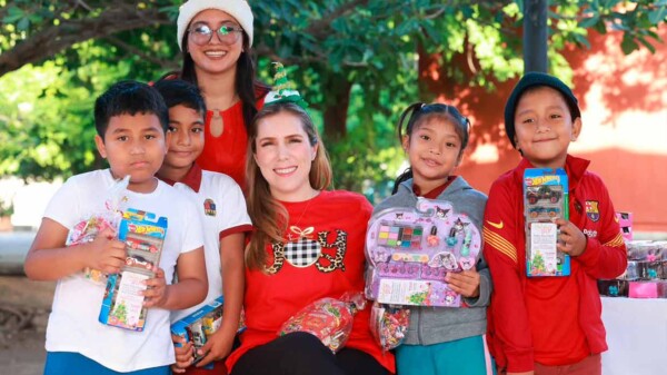 Atenea Gómez Ricalde concluye la entrega de juguetes del Programa Navidad en tu Escuela