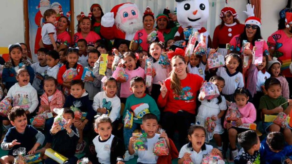 Atenea Gómez Ricalde alegra los corazones de las niñas y niños de Isla Mujeres en esta Navidad