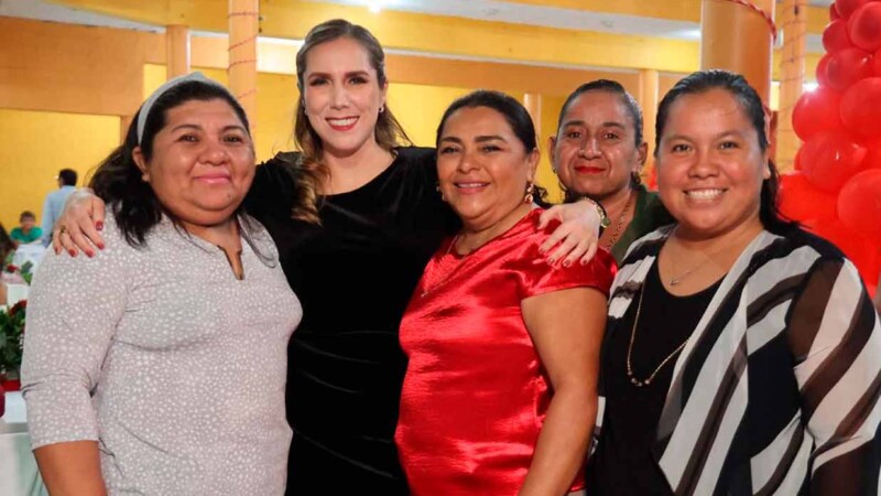 Atenea Gómez Ricalde celebra con colaboradores del Ayuntamiento de Isla Mujeres la tradicional Posada Navideña