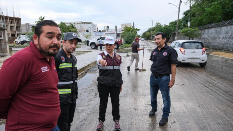 Mara Lezama en territorio verifica limpieza de cárcamos para evitar encharcamientos en calles y avenidas de Cancún
