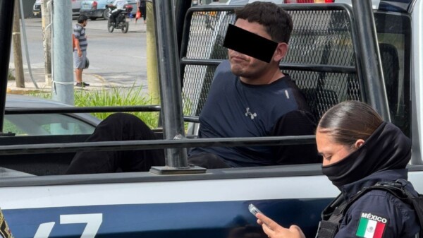 Detienen a sujeto tras agredir a policías en filtro de seguridad (VIDEO)