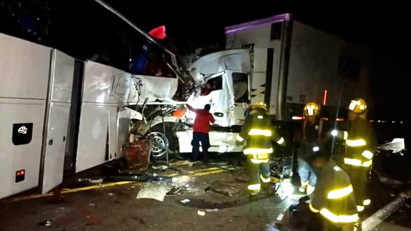 Mueren cinco personas en choque de autobús en Sinaloa