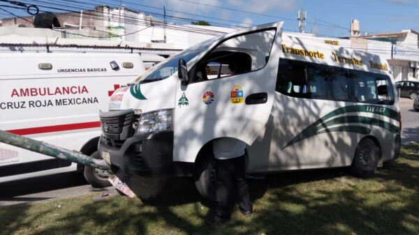 Choca combi de transporte público con un poste en Cancún