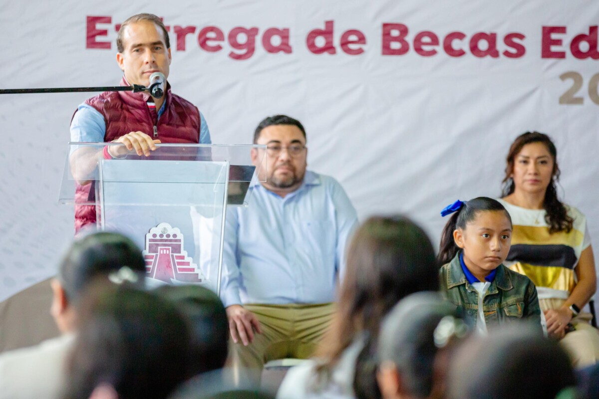 Diego Castañón entrega becas educativas a estudiantes de Tulum; se cumple al compromiso de incentivar a los jóvenes.