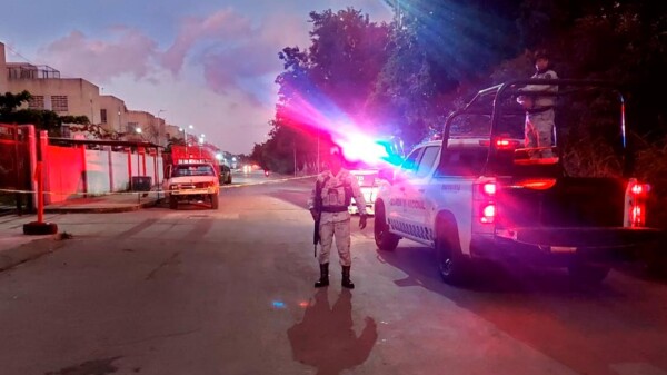 Balean a dos hombres en fraccionamiento de Cancún
