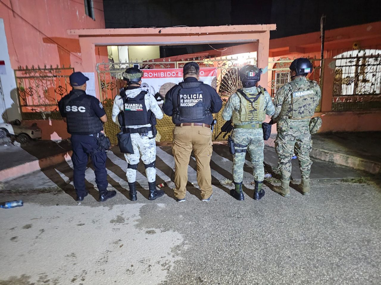 Deja 13 detenidos operativo antinarcomenudeo en Alfredo V. Bonfil; se decomisaron drogas, armas y se aseguraron inmuebles.