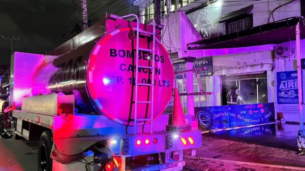 Se incendia local de venta de artículos navideños en la avenida Portillo