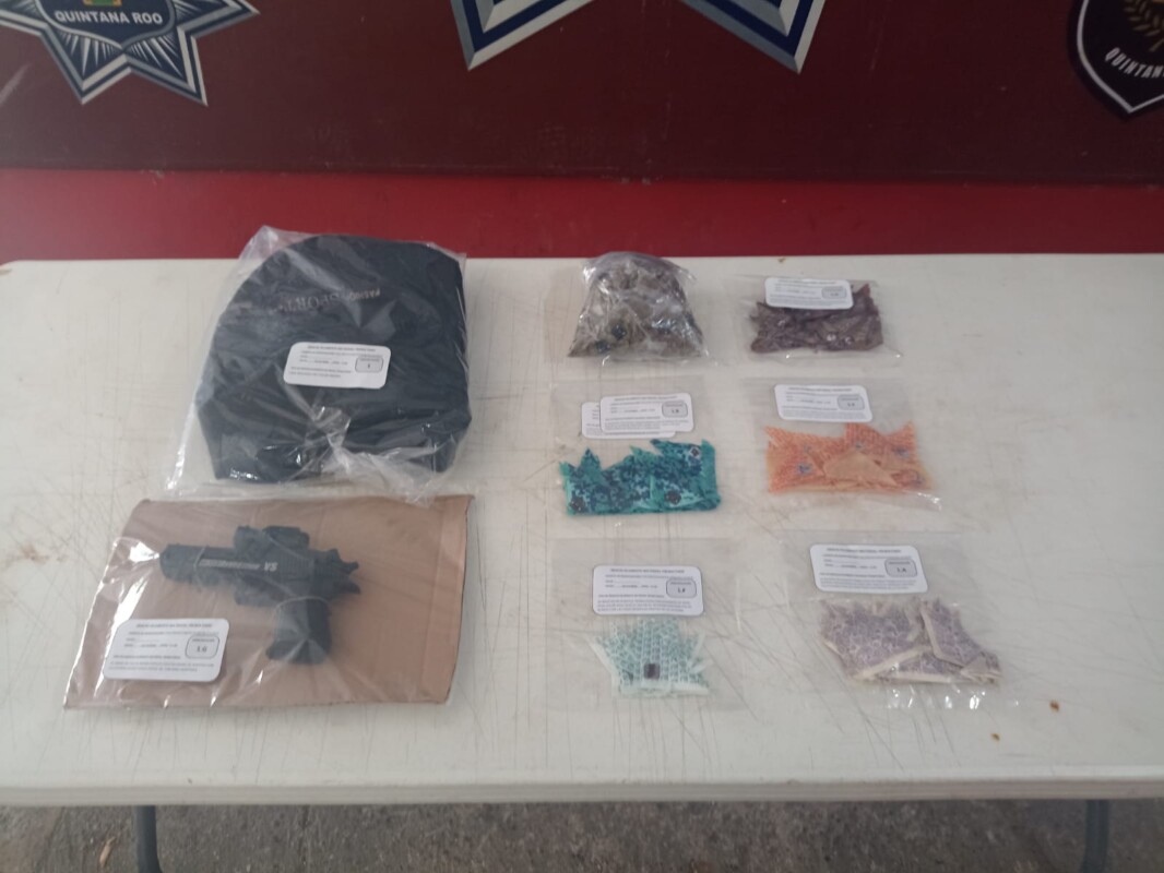 Hallan mochila con droga en terminal de autobuses de Cancún; también se decomisó una réplica de un arma de fuego.