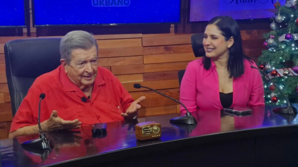 El Lic. Gastón Alegre López, director general de Grupo Turquesa, entrevistó a la presidenta municipal de Playa del Carmen, Estefanía Mercado, en las instalaciones de Radio Turquesa.