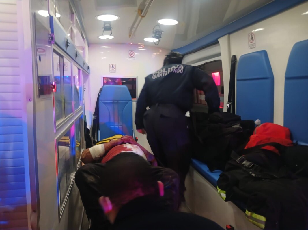 Balean a trabajador hotelero en un asalto en Villas Otoch Paraíso; la víctima fue llevada de emergencia a un hospital del IMSS.