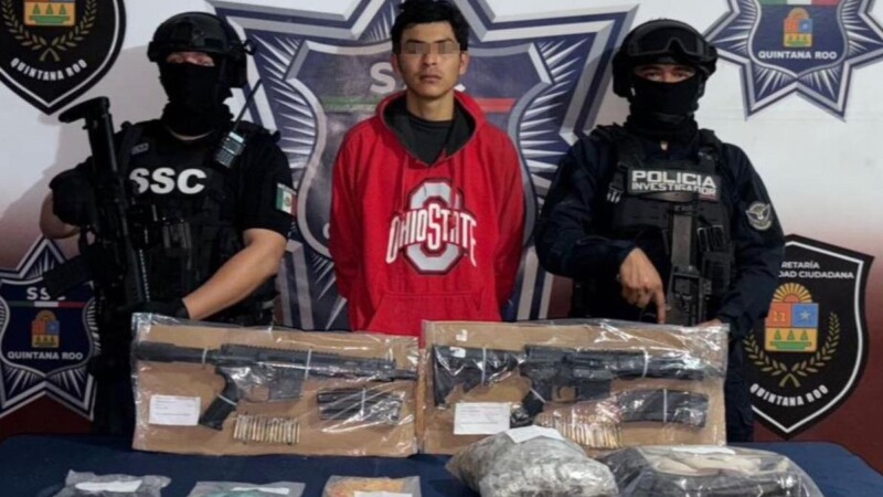 Detenido con dos armas largas y 180 dosis de narcóticos en Cancún