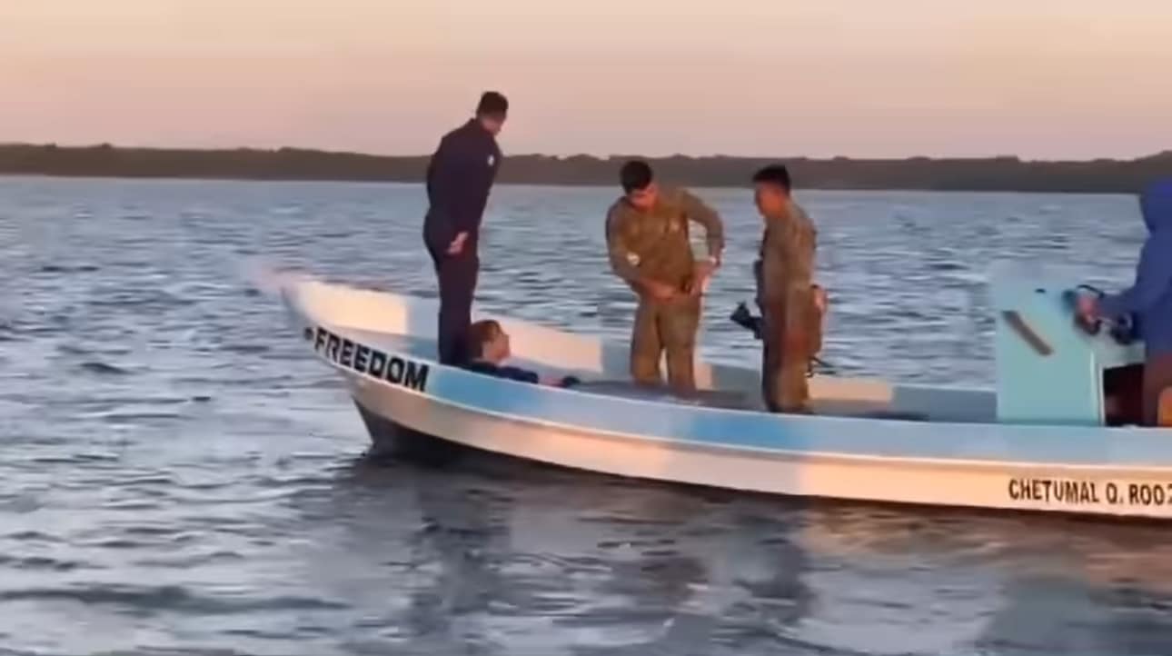 Canadiense roba lancha en Chetumal y marinos lo capturan en el mar; el sujeto se desplaza en dirección a Belice y en un momento dado se lanzó al agua.