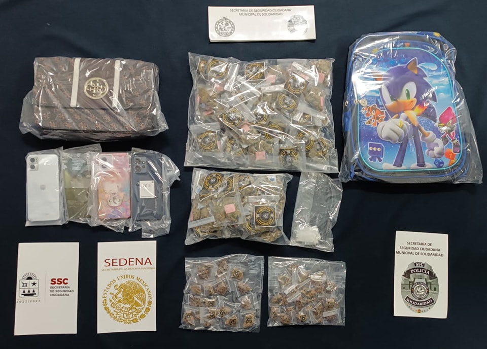 En Playa del Carmen detienen a pareja con más de 100 dosis de enervantes; el narcomenudeo se detectó en un filtro policial carretero.