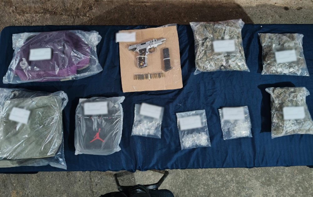 Vinculados a proceso por narcomenudeo en Cancún; a los detenidos se les aseguró varias dosis de drogas, así como un arma de fuego.