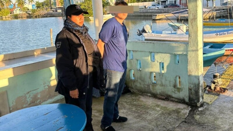 Canadiense roba lancha en Chetumal y marinos lo capturan en el mar