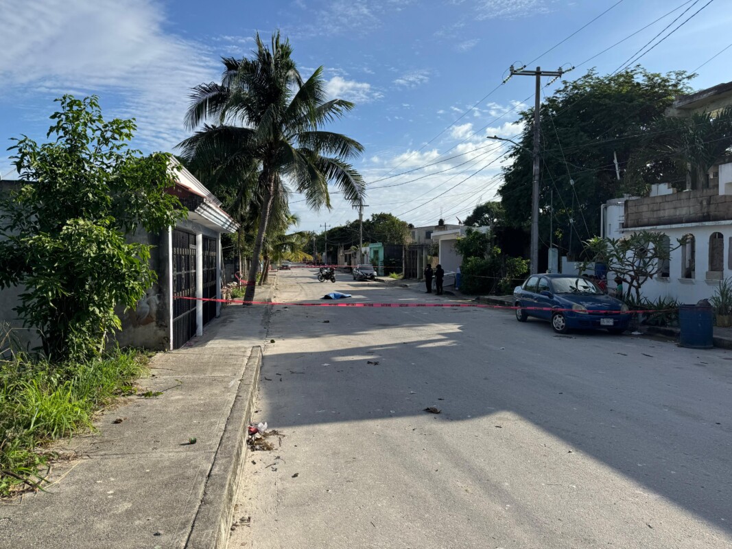 Hallan el cuerpo sin vida de un hombre en colonias Las Américas de Isla Mujeres; la víctima se encontraba tirada en una calle.